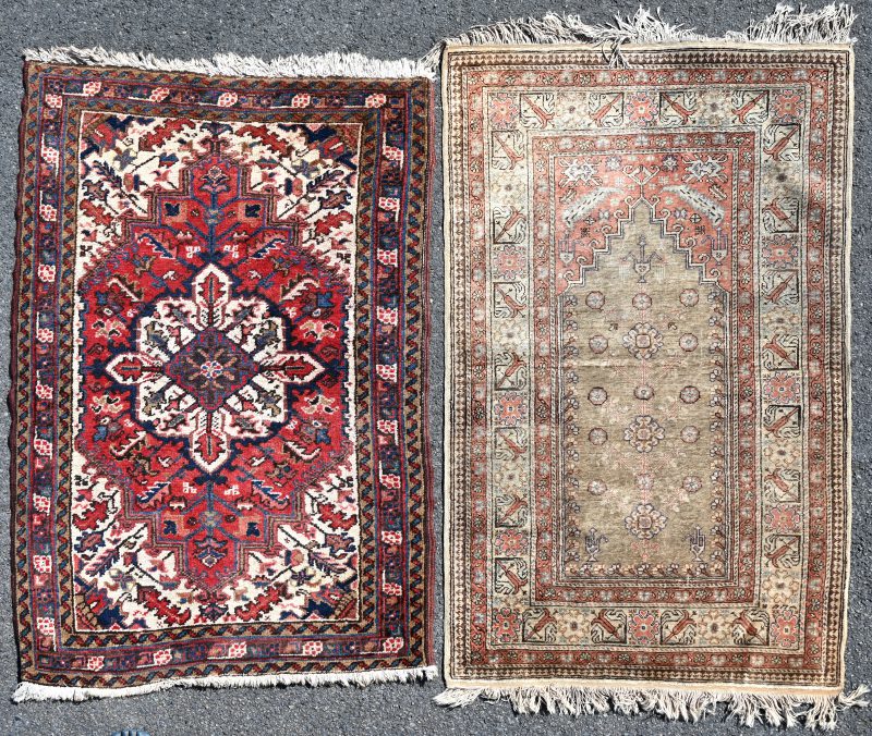 Een Turks zijden tapijt en een klein Iraans handgeknoopt tapijt.