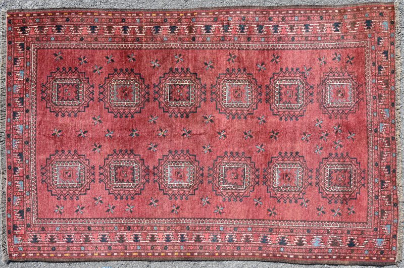 Een Afghaans handgeknoopt tapijt.