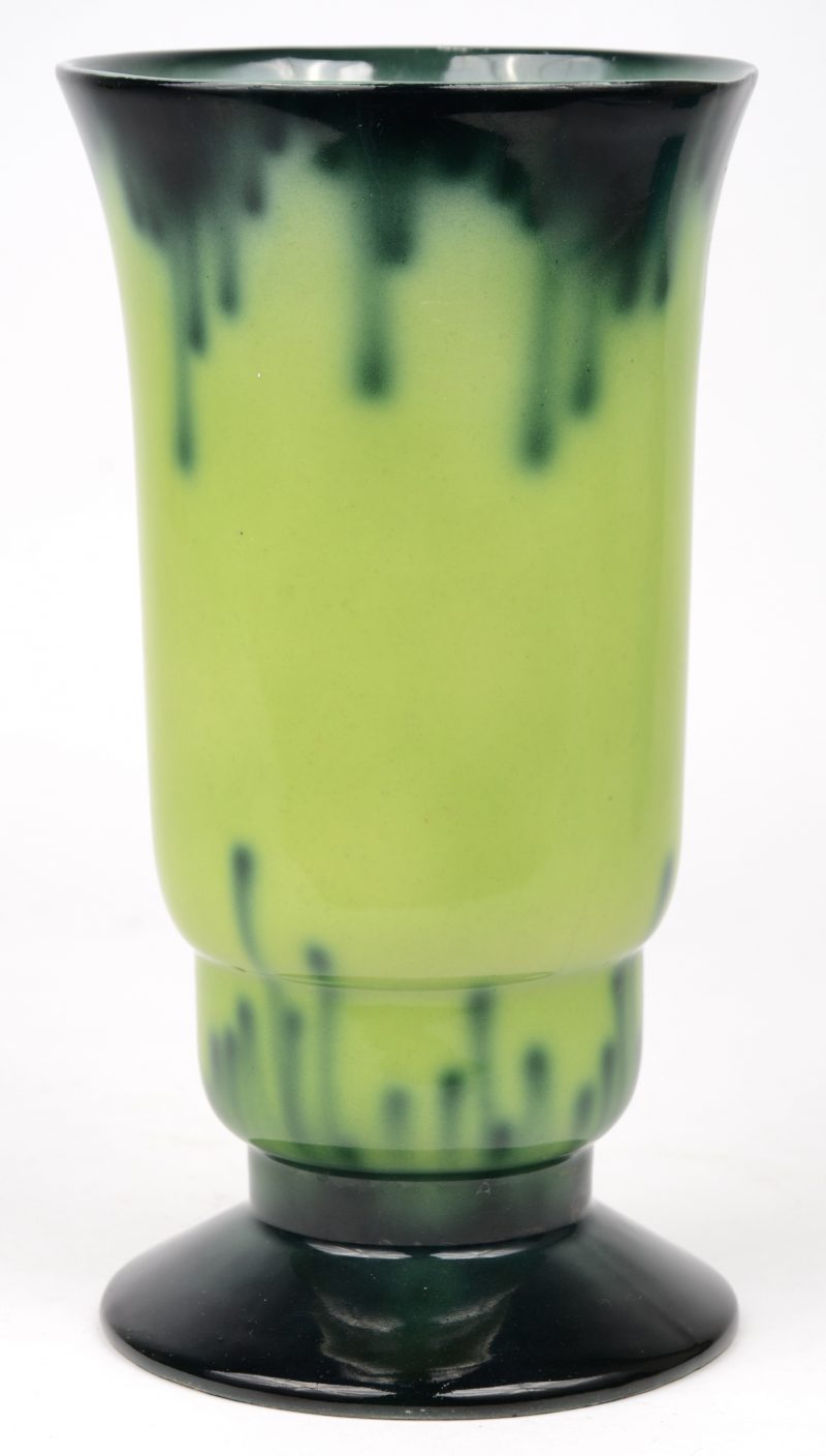 Een geglazuurd aardewerken vaas in twee tinten groen. Onderaan gemerkt.
