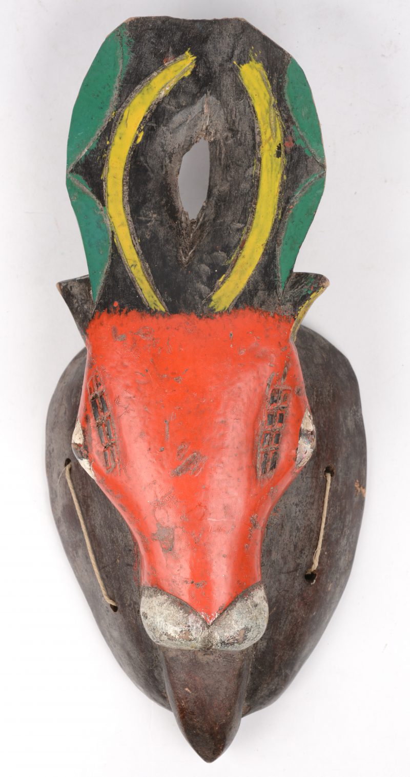 Een polichromen houten masker in de vorm van een rundskop. Burkina faso.