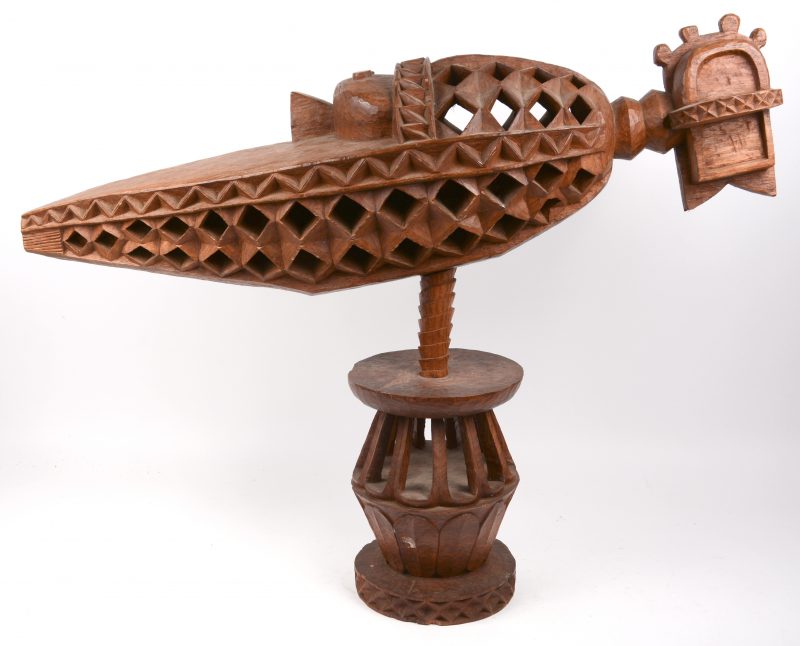 Een afrikaans houten kunstwerk in de vorm van een vogel.