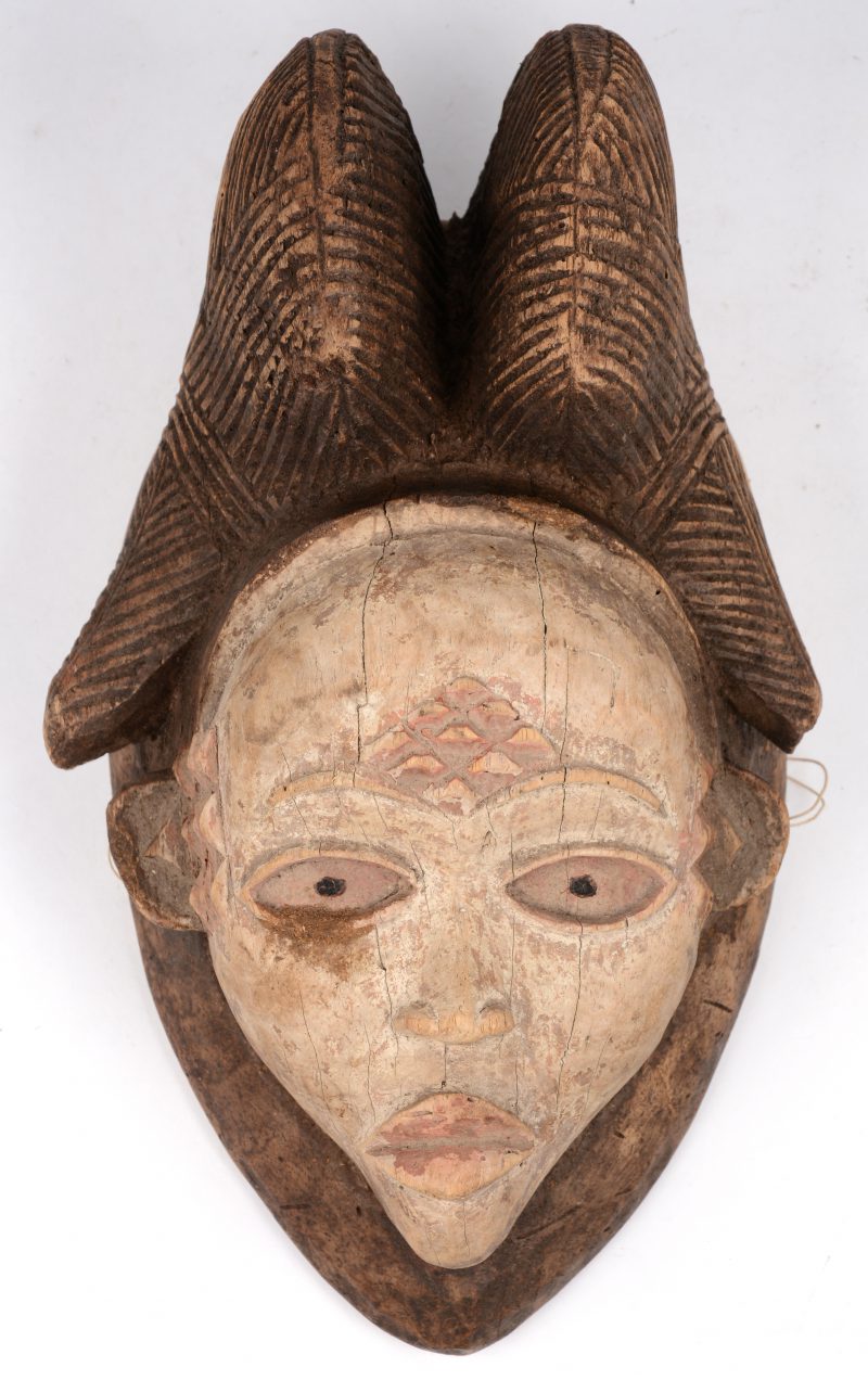 Een polichroom houten afrikaans masker.