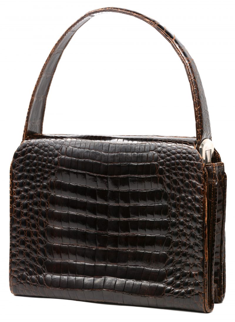 Een handtas in krokodillenleer uit de jaren ‘50 in goede staat.