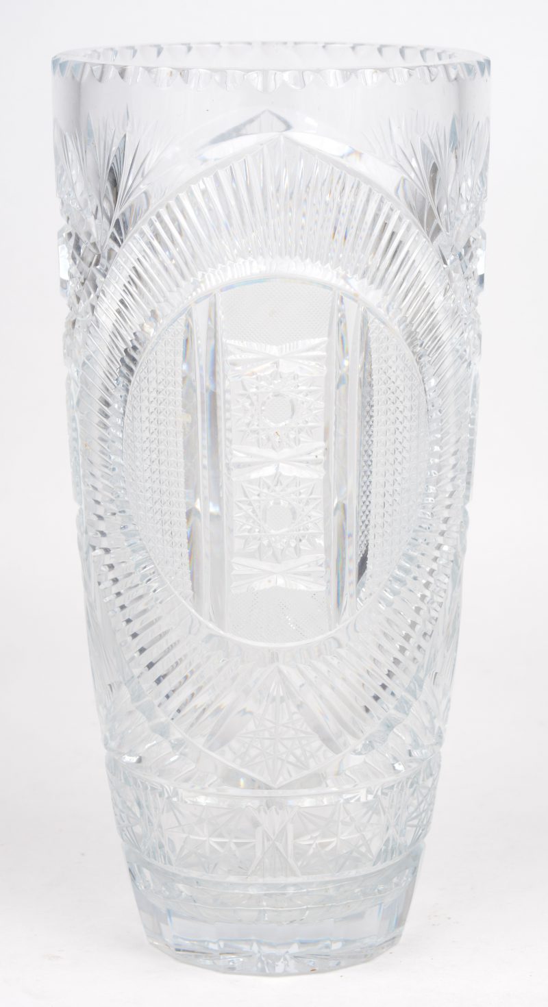 Een vaas in wit boheems kristal versierd met een vrouw in relief.
