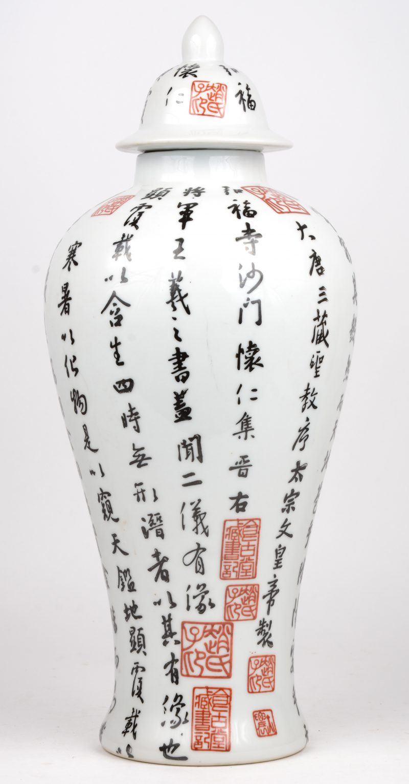 Een dekselvaas van Chinees porselein met decor van opschriften. Gemerkt onderaan.