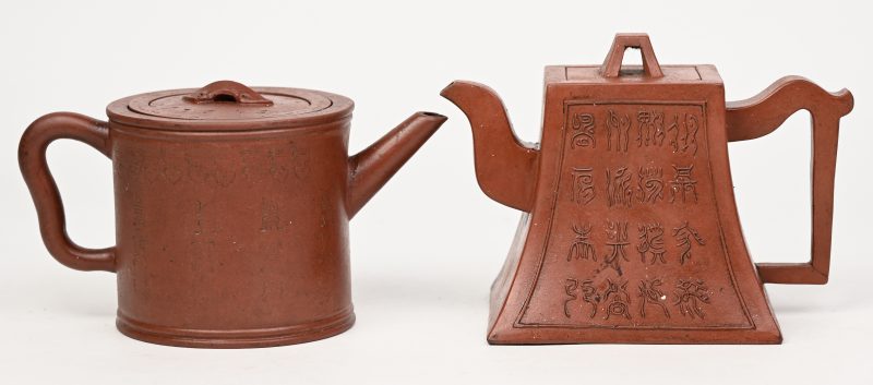 Twee verschillende Chinees aardewerken theepotjes. Beide gestempeld onderaan.