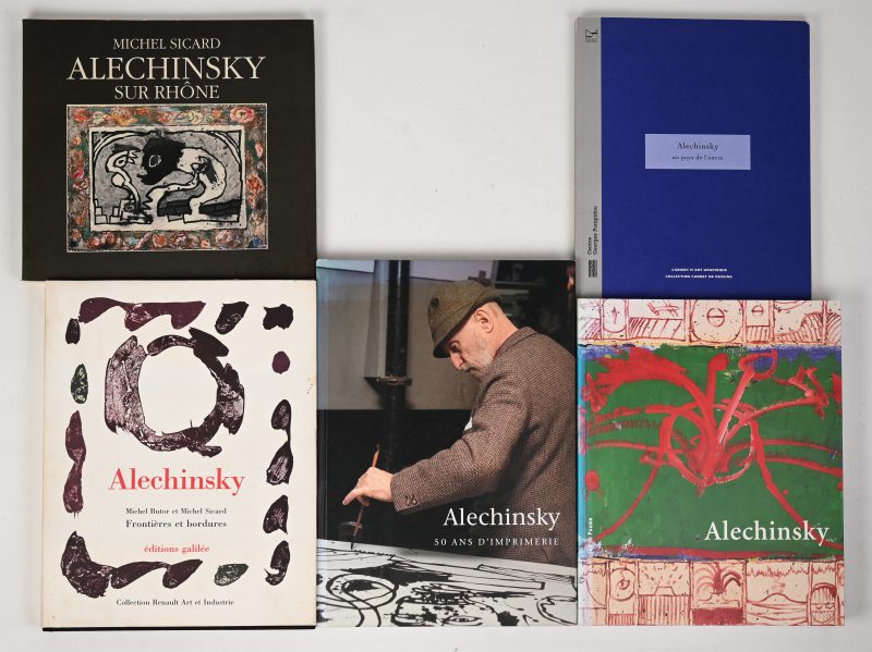 “Alechinsky”, “Alechinsky sur Rhône”, “Alechinsky 50 ans d’emprimerie”, “Alechinsky Frontières et bordures” en “Alechinsky au pays de l’encre”. Vijf kunstboeken over het werk en leven van Alechinsky.