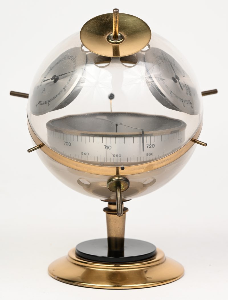Een barometer- hygrometervan messing en plexi, model ‘Sputnik’. Barst onderaan in het plexi.
