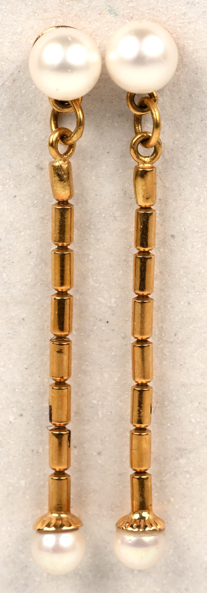 Een paar 18 K geelgouden oorbellen bezet met telkens twee parels.