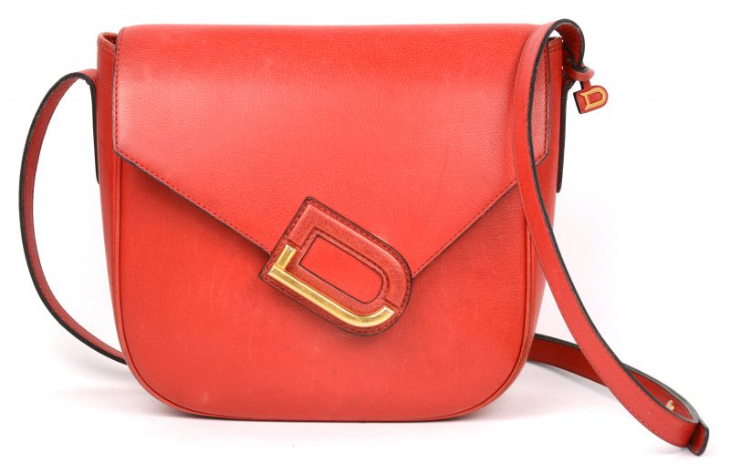 Een rode handtas van Delvaux