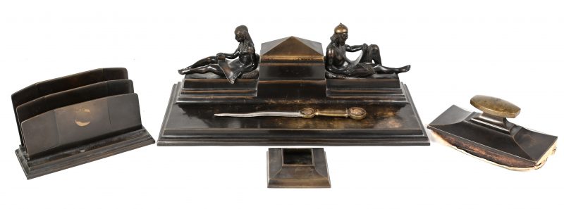 Een Frans bronzen bureaustel getooid met griekse figuren. Eind 19e eeuw.