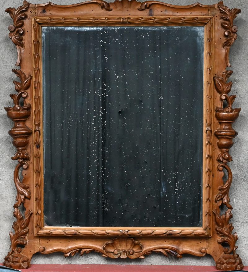 Een XIXe eeuwse spiegel in gesculpteerde lijst. Duitsland.