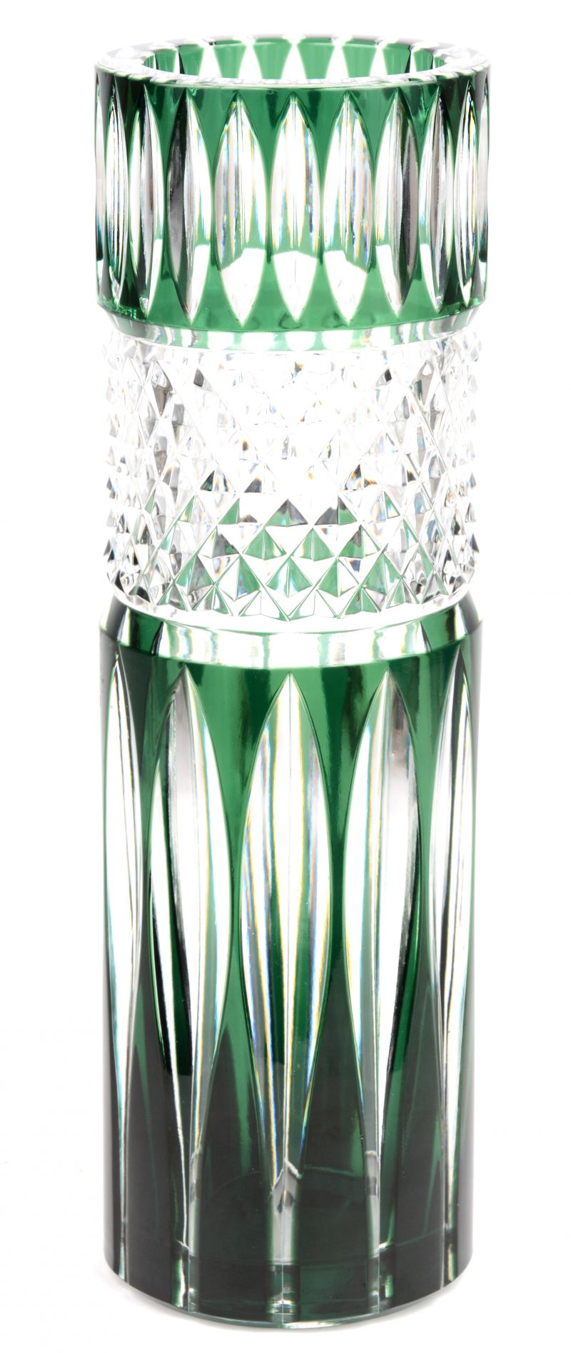 Een vaas in groen en kleurloos kristal. Onderaan gemerkt.