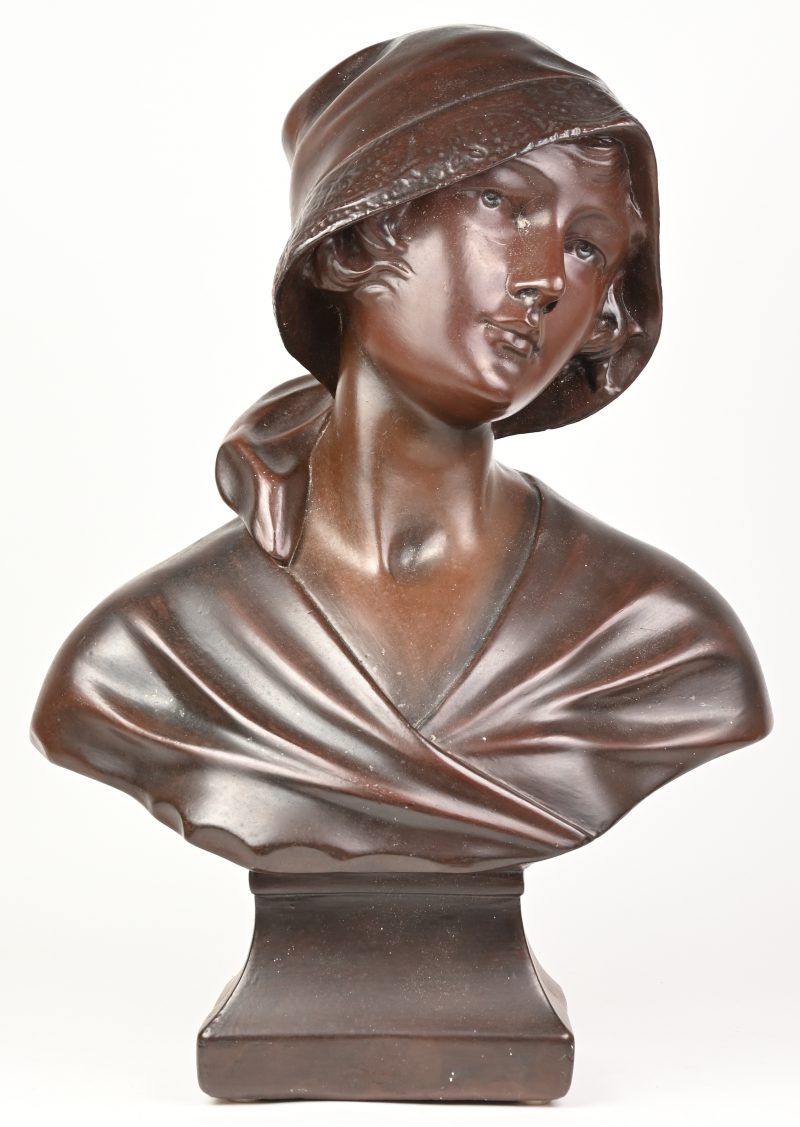 “Vrouw met hoed”. Een buste van gepatineerd gips.