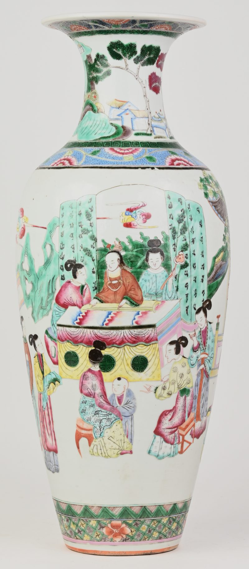 Een vaas van Chinees porselein met meerkleurig decor van personages in een landschap. Bovenaan gerestaureerd.
