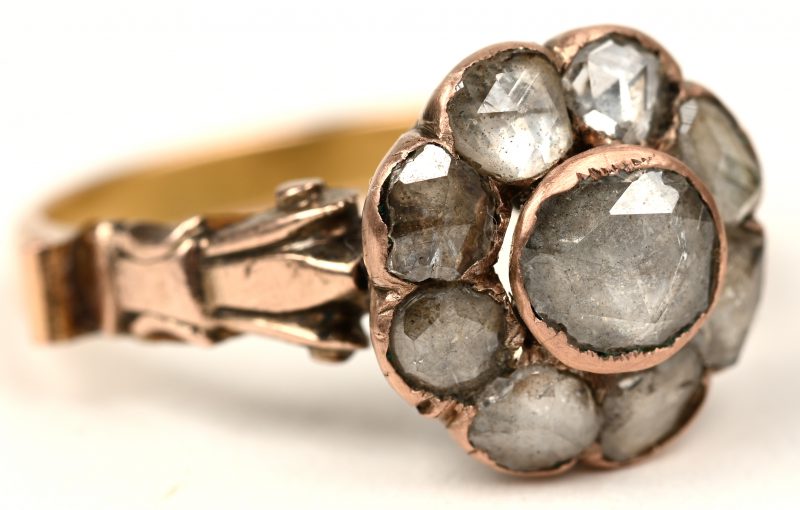 Een 18 K geelgouden ring bezet met een diamant oude slijp met een gezamenlijk gewicht van +- 1,20 ct.