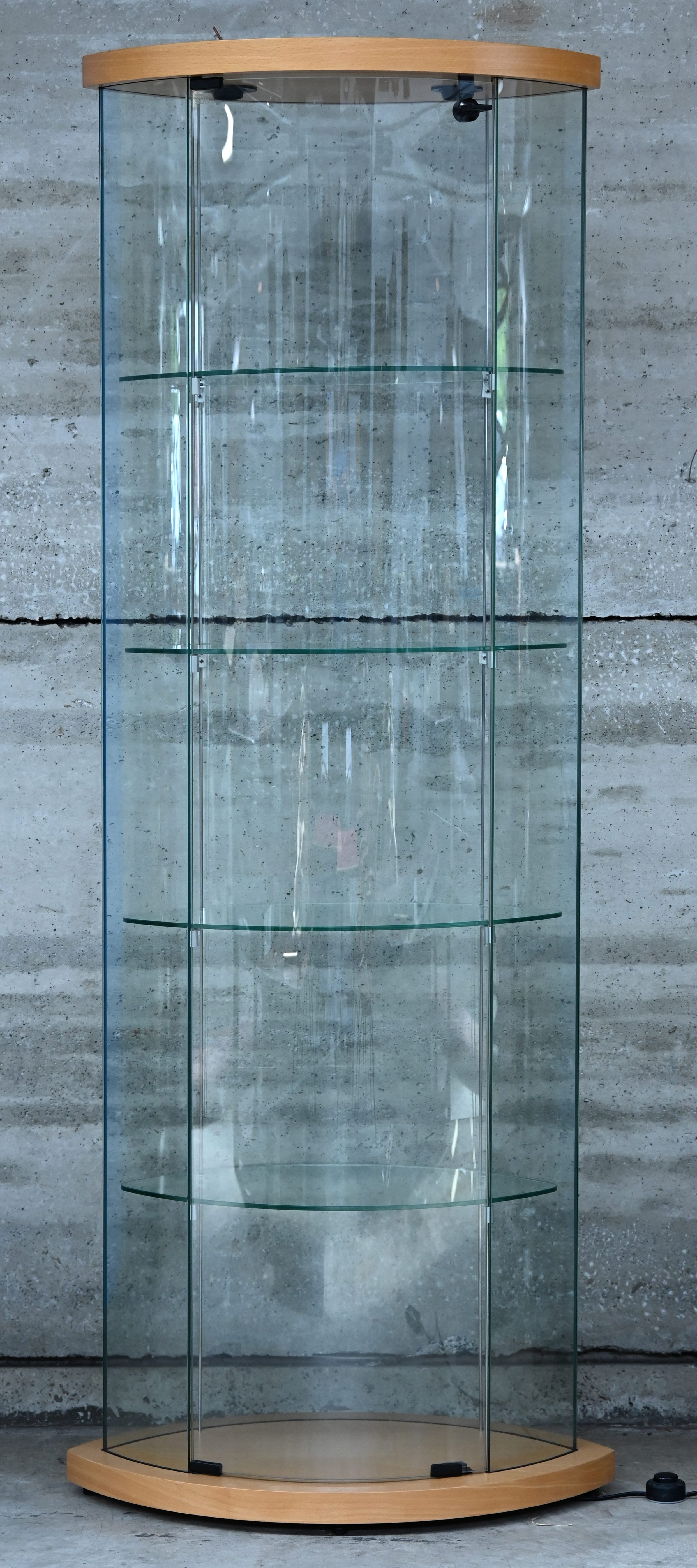 mout opzettelijk Ewell Een moderne vitrinekast met gebogen glazen en vier schappen. – Jordaens  N.V. Veilinghuis