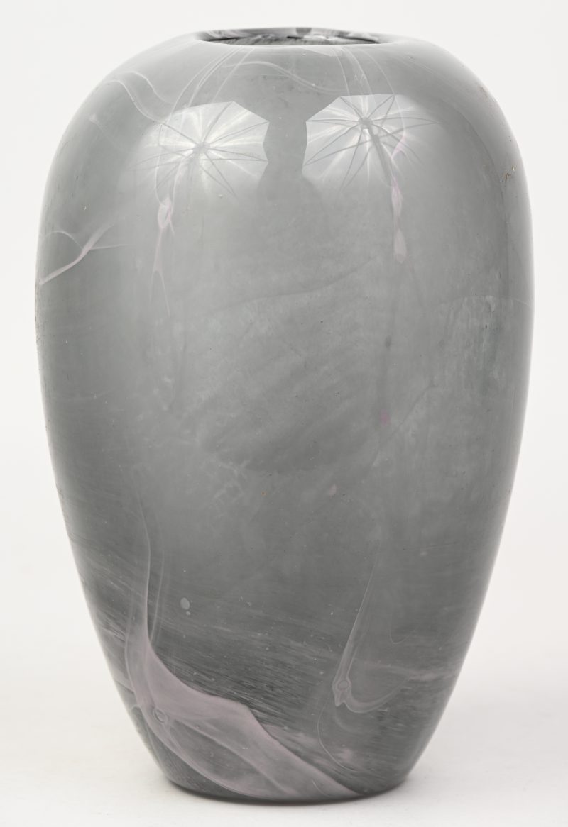 Een moderne ronde vaas van meerkleurig glas.