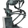 “De denker als skelet”. Bronzen beeldje op een marmeren voetstuk naar het werk van Rodin.