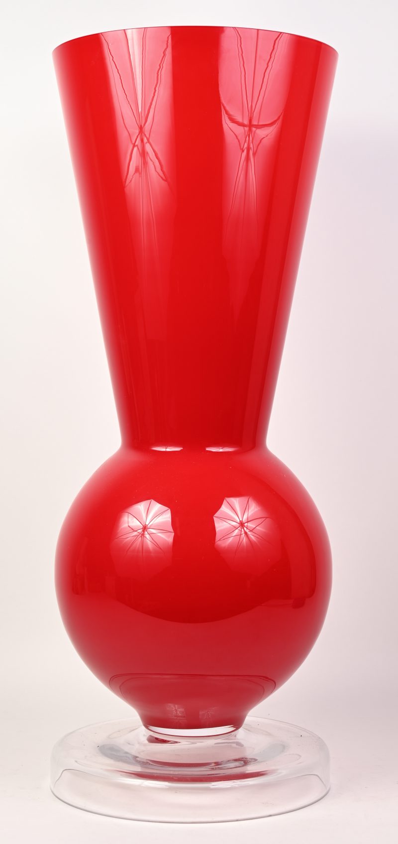 Een grote moderne vaas van rood glas.