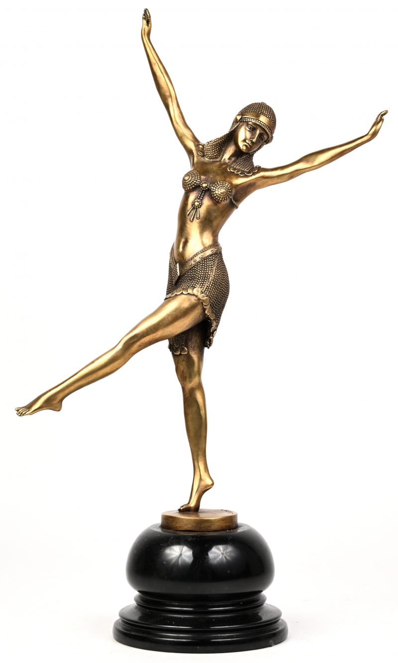 “Danseres”. Een bronzen beeldje op een marmeren voetstuk in de geest van Art deco. Naar het werk van Chiperus.