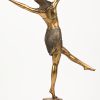 “Danseres”. Een bronzen beeldje op een marmeren voetstuk in de geest van Art deco. Naar het werk van Chiperus.