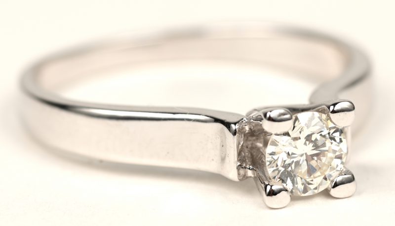 Een 18 K witgouden ring bezet met een solitair van +- 0,36 ct.