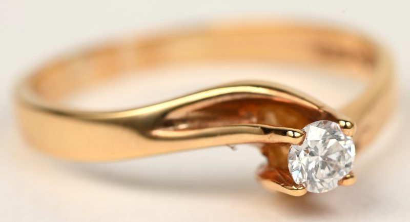 Een 18 K geelgouden ring bezet met een solitair van +- 0,29 ct.