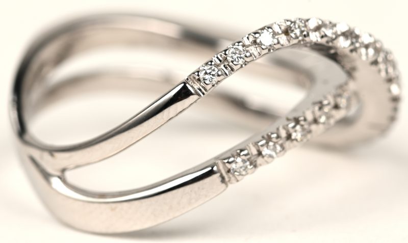 Een 18 K witgouden ring bezet met briljanten met een gezamenlijk gewicht van +- 0,48 ct.
