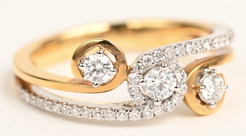Een 18 K wit en geelgouden ring bezet met briljanten met een gezamenlijk gewicht van +- 0,48 ct.