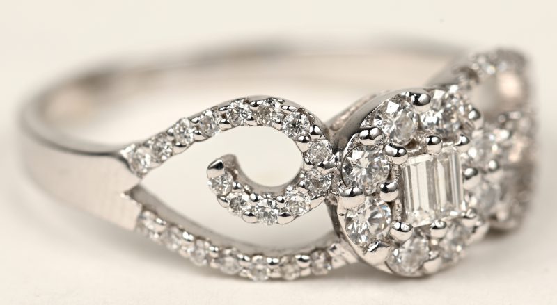 Een 18 K witgouden ring bezet met briljanten met een gezamenlijk gewicht van +- 0,79 ct.