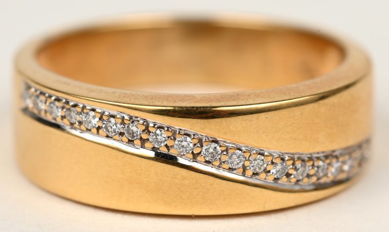 Een 18 K gelgouden ring bezet met briljanten met een gezamenlijk gewicht van +- 0,16 ct.