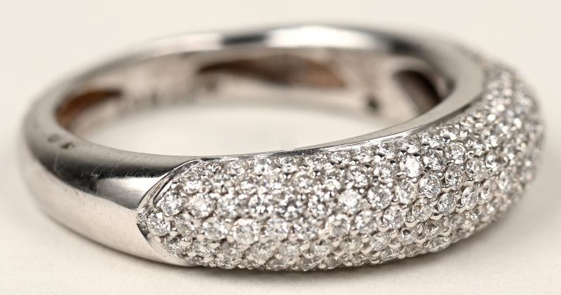 Een 18 K witgouden ring bezet met briljanten met een gezamenlijk gewicht van +- 0,90 ct.