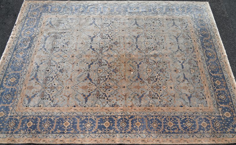 Een handgeknoopt Armeens wollen tapijt.