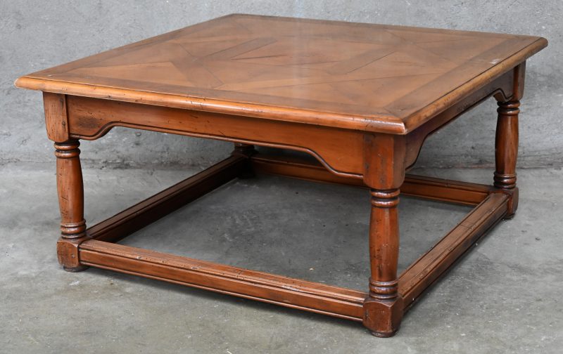 Een vierkante houten salontafel.