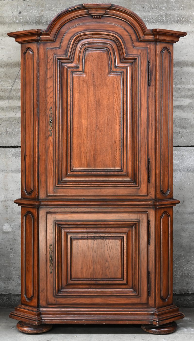 Een eikenhouten meubel met twee gemoulureerde deuren.