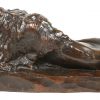 “Liggende leeuw”. Gepatineerd bronzen beeld. Gesigneerd.
