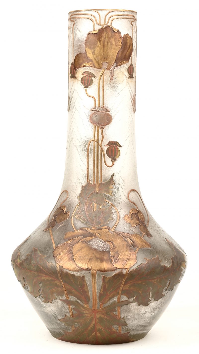 Een grote glazen vaas met een art noveau overlay decor met vergulde klaprozen. Onderaan gemerkt. Omstreeks 1900.