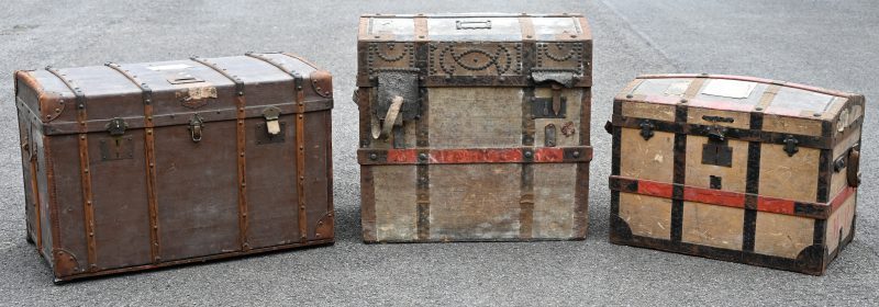 Drie verschillende antieke hutkoffers. Slijtage.