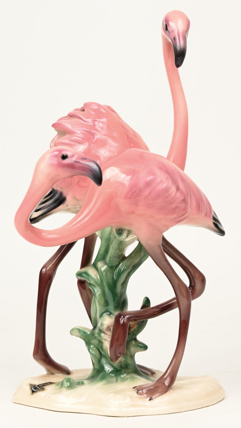 “Flamingo’s”. Een groepje van meerkleurig aardewerk. Gemerkt.