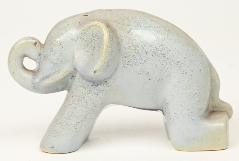 Een olifantje van geglazuurd aardewerk. Tijdperk art deco.