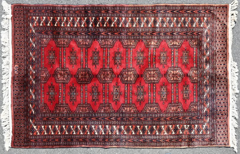 Een handgeknoopt Pakistaans wollen tapijt. Gesigneerd.