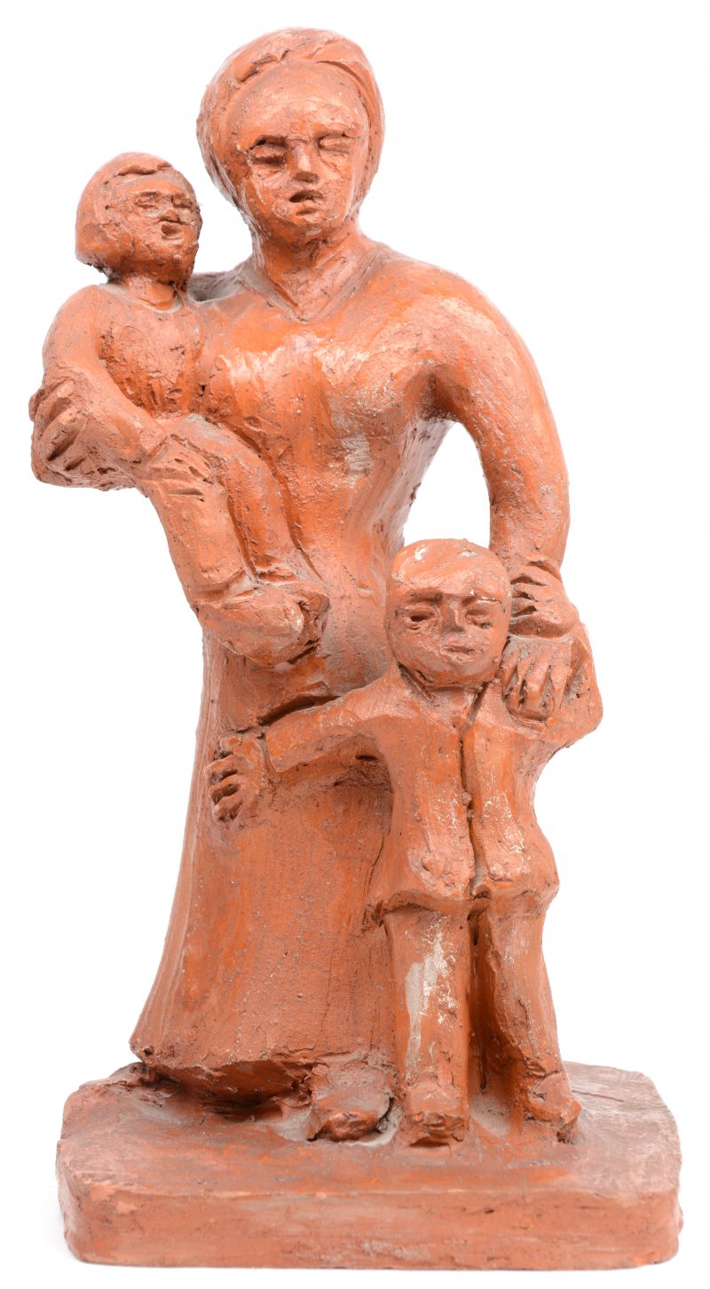 “Moeder met kinderen”. Een terracotta beeld. Gesigneerd. Basis achteraan hersteld.
