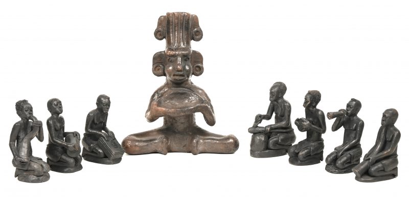 Een lot aardewerken beeldjes waarvan zeven afrikaaanse muzikanten en een beeldje naar Zuid-Amerikaans voorbeeld.