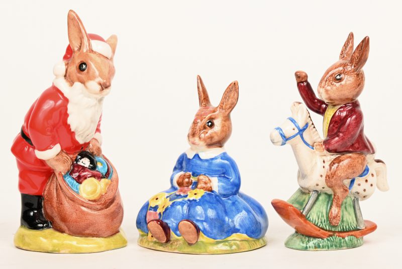 “Tally Ho!”, “Spring Time” en “Happy Christmas”. Drie beeldjes van engels porselein in de vorm van konijnen.