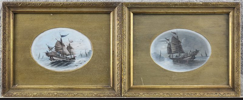 Een paar ovale schilderijtjes met afbeeldingen van Aziatische schepen.