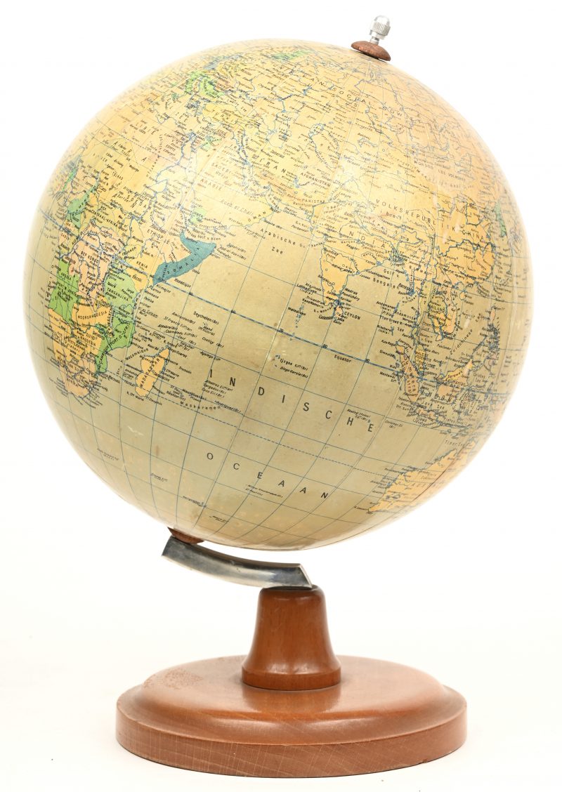 Een oude globe van hout en karton.