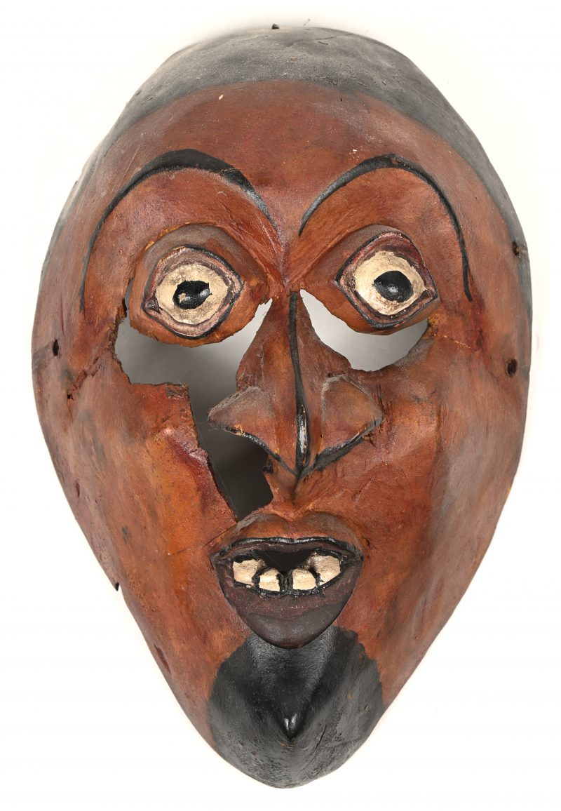 Een gepolychromeerd houten masker. Sri Lanka.
