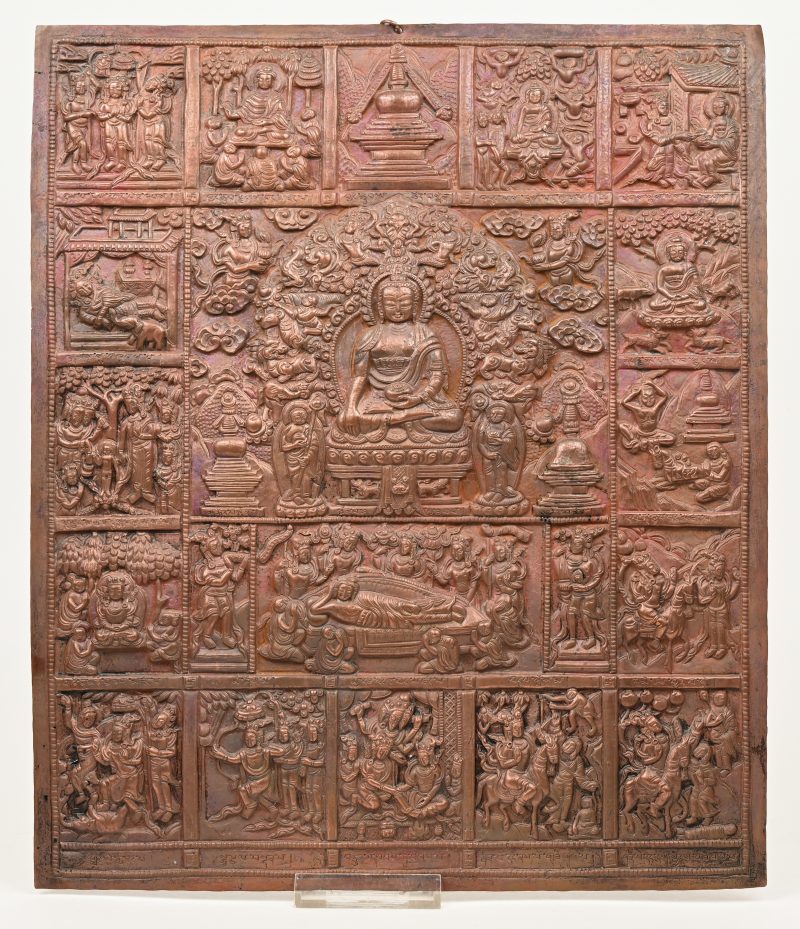 Een gedreven koperen plaat met voorstellingen uit het leven van Boeddha. Jaren ‘80. Patan, Nepal.