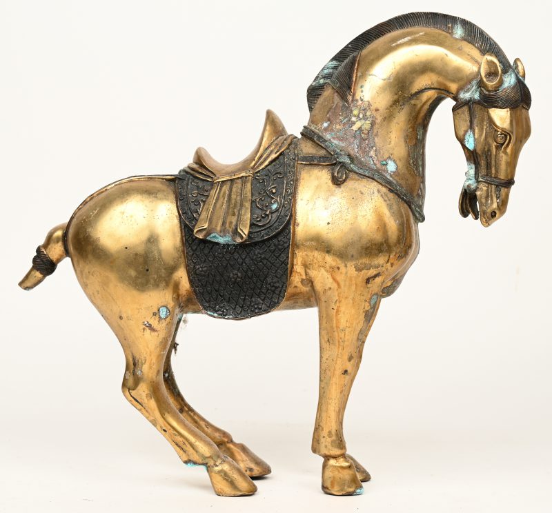 Een verzwaard bronzen paard in de stijl van de Tang-periode.